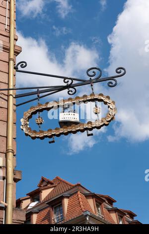 Guild signe d'un tailleur sous forme de fer dans la vieille ville de Colmar en France Banque D'Images