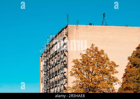 Site de construction d'échafaudages de façade de l'immeuble à plusieurs étages lors de la rénovation Banque D'Images