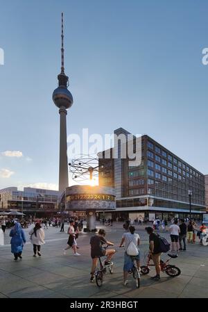 Horloge universelle Urania avec tour de télévision, Alexanderplatz, Berlin Mitte, Berlin, Allemagne, Europe Banque D'Images