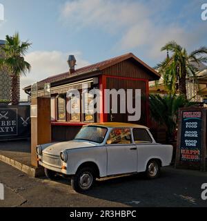 Trabi dans un snack-bar avec palmiers à l'Eierkuehlhaus, East Side Gallery, Berlin, Allemagne Europe Banque D'Images
