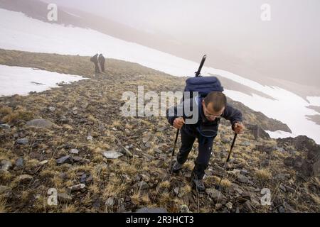 Ascenso al pico de Posets por el glaciar de Llardana.Valle de Gistain.Pirineo Aragones. Huesca. Espagne. Banque D'Images