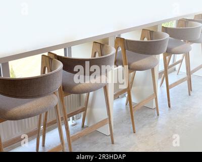 Chaises dans une rangée avec un comptoir de bar.décor moderne d'un café-café-restaurant dans les couleurs claires, minimalisme Banque D'Images