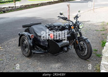 Gros plan d'une voiture latérale vintage noire garée Banque D'Images