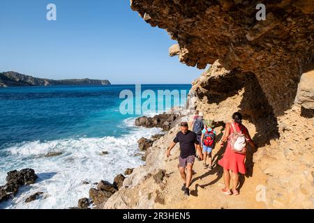 Promenade en famille vers la plage de Coll Baix, Alcudia, Majorque, Iles Baléares, Espagne. Banque D'Images