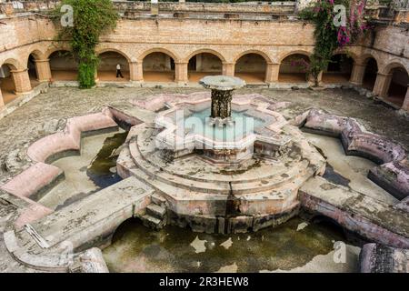 "Fuente de Pescados" del siglo XVIII, en el claustro del Convento iñes, Ultrabarroco guatemalteco, siglo XVI, Antigua Guatemala, Región de La Araucanía, Guatemala, Amérique centrale. Banque D'Images