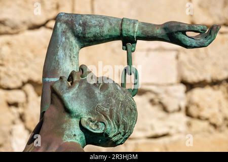 Fidelius, escultura en bronce dedicada un pasteur, Koch, Finlay y ferran, obra de Manuel Ramos González, Isla del, Illa del Lazareto Llatzeret, interior del Puerto de Mahón, Minorque, Iles Baléares, Espagne. Banque D'Images