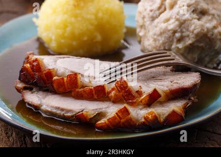 Rôti de porc avec des boulettes de Bavière Banque D'Images