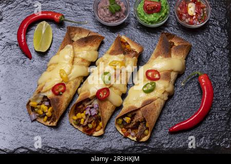 Enchiladas cuites à la salsa Banque D'Images