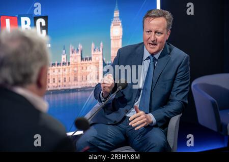 L'ancien premier ministre David Cameron a pré-enregistré une entrevue avec Nick Ferrari de LBC à Breakfast en sa qualité de président de Alzheimer's Research UK, aux Global Studios, Londres. Date de la photo: Mardi 23 mai 2023. Banque D'Images