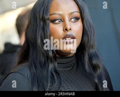 STOCKHOLM - SUÈDE 21 AVRIL 2023 : artiste Cherrie debout dans la rue avant d'entrer dans le Gala 2023 d'elle à Stockholm Banque D'Images