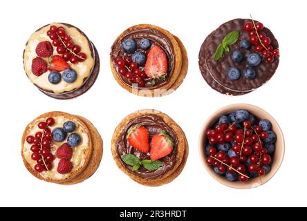 Délicieux croûtes biologiques et gâteaux de riz avec différentes garnitures sur table gris clair, plat Banque D'Images