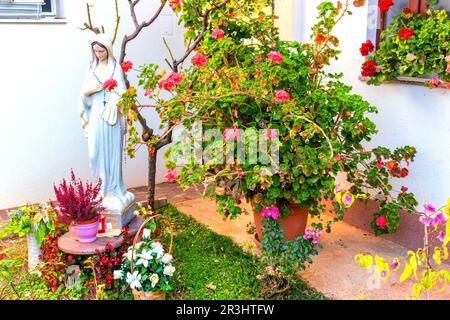 Statue de la Sainte Vierge Marie dans le jardin Banque D'Images