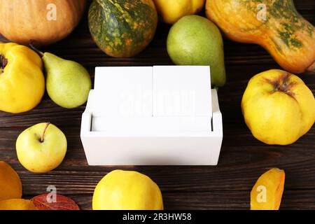 Jour de Thanksgiving, fête célébrée chaque quatrième jeudi de novembre. Calendrier de bloc, fruits, légumes et feuilles d'automne sur table en bois Banque D'Images