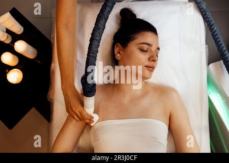 Procédé de l'appareil de massage du drainage lymphatique GPL. L'esthéticienne thérapeute fait un massage du visage rajeunissant pour le modèle dans un salon de beauté. Gros plan, Banque D'Images