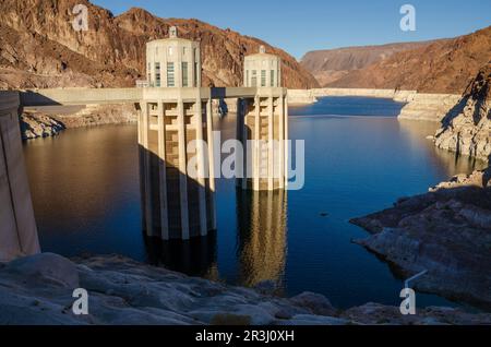 Le pont pédestre du barrage Hoover avec des tours Banque D'Images