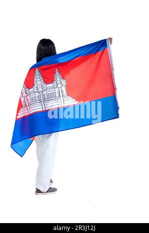 Les femmes asiatiques célèbrent la journée de l'indépendance du Cambodge le 09 novembre en tenant le drapeau du Cambodge isolé sur fond blanc Banque D'Images