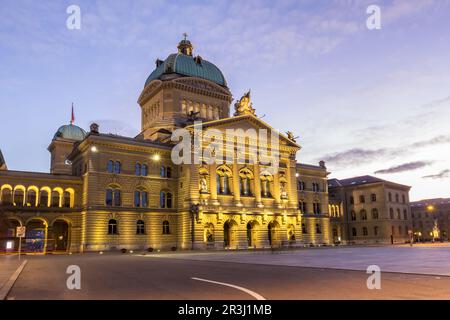 Berne, Suisse - 26 décembre. 2020: Le Parlement suisse Bundeshaus au crépuscule, Berne, Suisse Banque D'Images