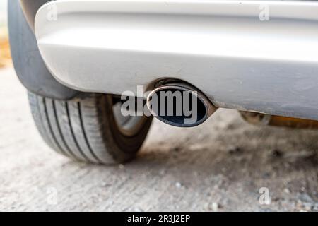 Tuyau d'échappement noir d'un véhicule de près Banque D'Images