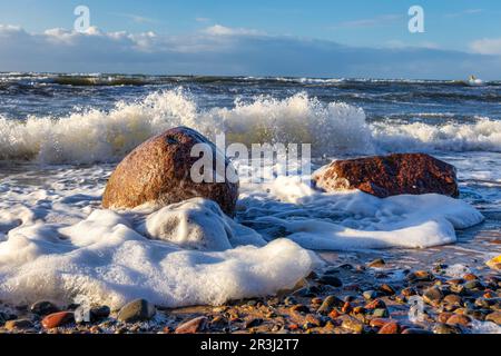 Vagues sur les groynes de la mer baltique Banque D'Images