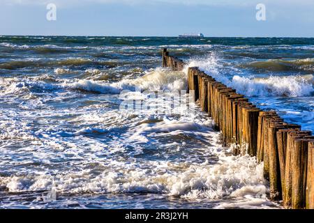 Vagues sur les groynes de la mer baltique Banque D'Images