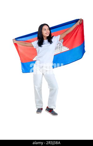 Les femmes asiatiques célèbrent la journée de l'indépendance du Cambodge le 09 novembre en tenant le drapeau du Cambodge isolé sur fond blanc Banque D'Images