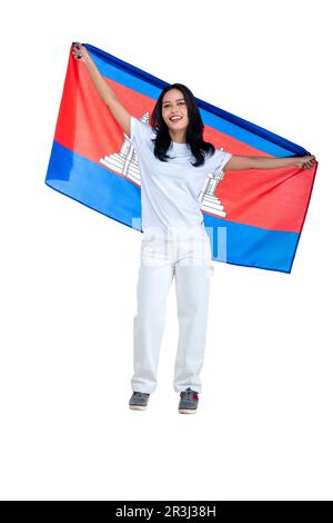 Les femmes asiatiques célèbrent la journée de l'indépendance du Cambodge le 09 novembre en tenant le drapeau du Cambodge isolé sur fond blanc Banque D'Images