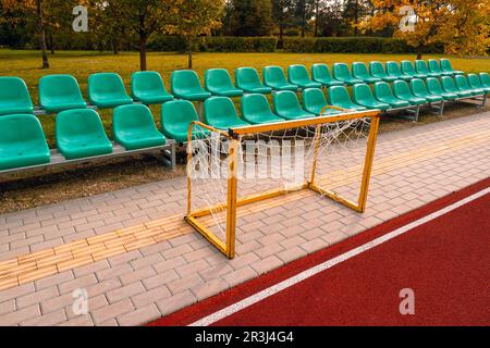 De petits buts métalliques sont laissés dans le stade après un entraînement de football en plein air Banque D'Images