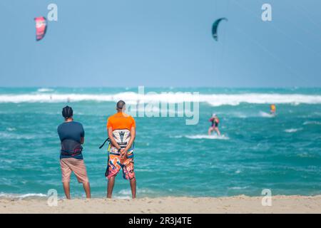 Des sportifs actifs qui apprécient les vacances et les activités de kitesurf par une journée ensoleillée sur la plage de sable tropical de Cabarete en République Dominicaine Banque D'Images