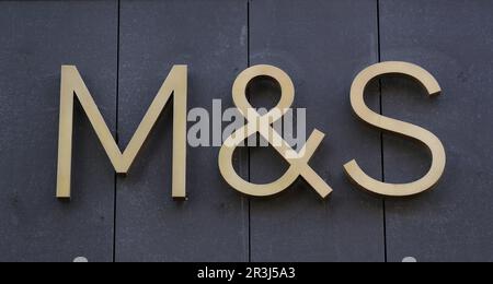 Photo du dossier datée du 14/09/20 du logo des marques et des tireurs. Marks & Spencer a révélé une hausse des ventes en raison de la pression exercée sur les finances des clients, mais les bénéfices ont plongé au cours de l'année écoulée, en raison de coûts plus élevés. La chaîne de magasins haut de gamme a déclaré que les ventes ont augmenté dans ses divisions vêtements et articles pour la maison, ainsi que dans les secteurs de l'alimentation au cours de l'année jusqu'en avril. Les patrons de M&S ont salué cette performance comme une preuve de progrès dans le plan de redressement du détaillant, qui a vu la fermeture de dizaines de grands magasins dans le cadre d'une refonte de son portefeuille de magasins. Date de publication : mercredi 24 mai 2023. Banque D'Images