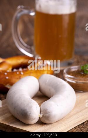 Saucisse de veau bavaroise à la moutarde Banque D'Images