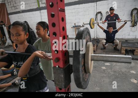 Bogor, Indonésie. 23rd mai 2023. Les enfants s'entraînent à la salle de gym Batavia Bersatu Maju (BBM) dans le district de Parung Panjang à Bogor, dans l'ouest de Java, en Indonésie, sur 23 mai 2023. BBM Gym est fondé en 2021 par Deni, un ancien haltérophile indonésien qui a été placé en première position dans les Jeux de l'Asie du Sud-est 2019. Les enfants de 9 à 17 ans participent gratuitement à l'entraînement d'haltérophilie quotidien. Credit: Agung Kuncahya B./Xinhua/Alay Live News Banque D'Images