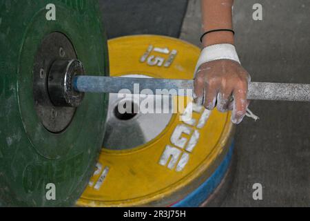 Bogor, Indonésie. 23rd mai 2023. Une fille pratique l'haltérophilie à la salle de gym Batavia Bersatu Maju (BBM) dans le district de Parung Panjang à Bogor, Java Ouest, Indonésie, on 23 mai 2023. BBM Gym est fondé en 2021 par Deni, un ancien haltérophile indonésien qui a été placé en première position dans les Jeux de l'Asie du Sud-est 2019. Les enfants de 9 à 17 ans participent gratuitement à l'entraînement d'haltérophilie quotidien. Credit: Agung Kuncahya B./Xinhua/Alay Live News Banque D'Images