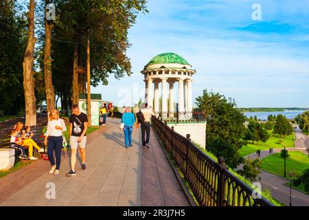 YAROSLAVL, RUSSIE - 05 AOÛT 2020 : le pavillon du quai de la Volga est une rotonde ronde ouverte, un des symboles de la ville de Yaroslavl, Golden RI Banque D'Images