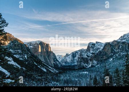 Photo en grand angle de la vallée de Yosemite depuis la vue du tunnel, en début de matinée hivernale. El capitan capture les premiers rayons du soleil de la nouvelle année. Banque D'Images