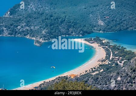 Belle plage d'Ölüdeniz et Belcekiz, vue de la voie lycienne, Fethiye, Turquie Banque D'Images