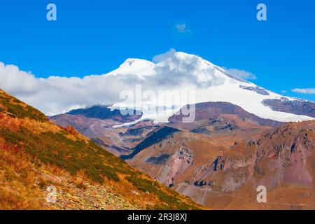 Le mont Elbrus est le sommet le plus élevé et le plus important En Russie et en Europe Banque D'Images