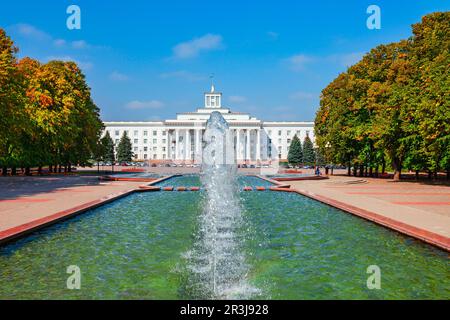 Fontaines et Maison du Gouvernement de la KBR à la place Concord à Nalchik, République Kabardino-Balkarienne en Russie. Banque D'Images