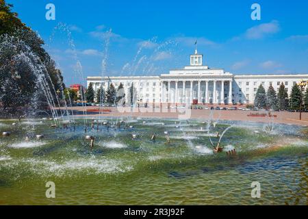 Fontaines et Maison du Gouvernement de la KBR à la place Concord à Nalchik, République Kabardino-Balkarienne en Russie. Banque D'Images