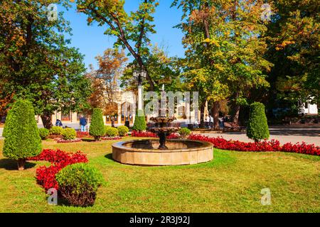 Fontaine dans le parc du boulevard Kurortny à Kislovodsk, une ville thermale dans la région des eaux minérales caucasiennes, Stavropol Krai en Russie Banque D'Images