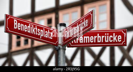 Panneaux rouges en face de maisons à colombages, vieille ville, Erfurt, Thuringe, Allemagne, Europe Banque D'Images