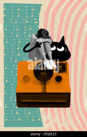 Vertical design créatif image collage de jeune fille assis enfoncé mélancolie paparazzi caméra espionnant son isolé sur fond peint Banque D'Images