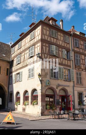 Restaurant dans une maison à colombages dans la vieille ville historique de Colmar en France Banque D'Images