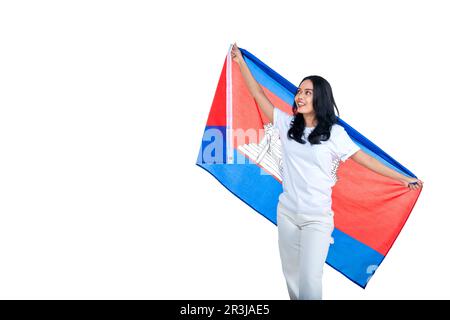 Les femmes asiatiques célèbrent la journée de l'indépendance du Cambodge le 09 novembre en tenant le drapeau du Cambodge isolé sur fond blanc Banque D'Images