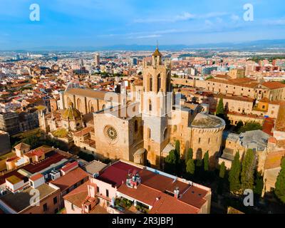 Vue panoramique aérienne de la cathédrale de Tarragone. C'est une église catholique romaine dans la ville de Tarragone, la région de Catalogne en Espagne. Banque D'Images