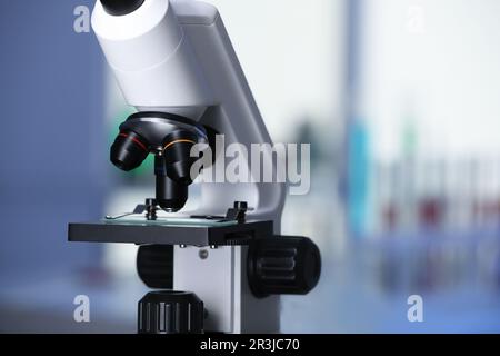 Objectif gros plan d'un microscope scientifique moderne en laboratoire.  Mise au point sélective Photo Stock - Alamy