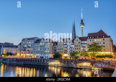 Le Nikolaiviertel, la rivière Spree et la tour de télévision de Berlin après le coucher du soleil Banque D'Images