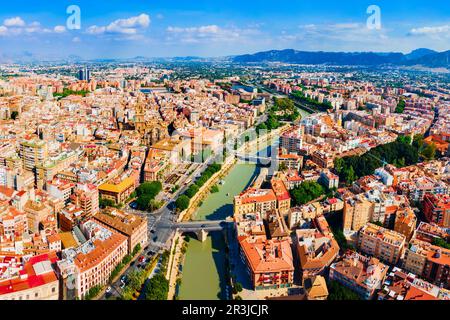 Vue panoramique sur le centre-ville de Murcia et la rivière Segura. Murcia est une ville dans le sud-est de l'Espagne. Banque D'Images