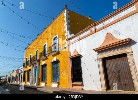 Rangée de bâtiments coloniaux espagnols colorés, centre-ville de Campeche, État de Campeche, Mexique Banque D'Images