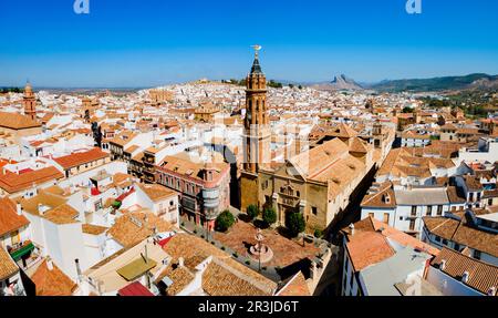 Vue panoramique aérienne de l'église paroissiale Saint-Sébastien à Antequera. Antequera est une ville de la province de Malaga, la communauté de l'Andalousie en Espagne. Banque D'Images