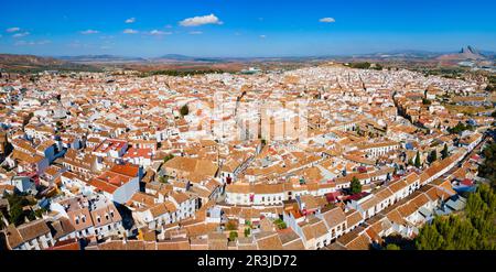 Vue panoramique aérienne de l'église paroissiale Saint-Sébastien à Antequera. Antequera est une ville de la province de Malaga, la communauté de l'Andalousie en Espagne. Banque D'Images